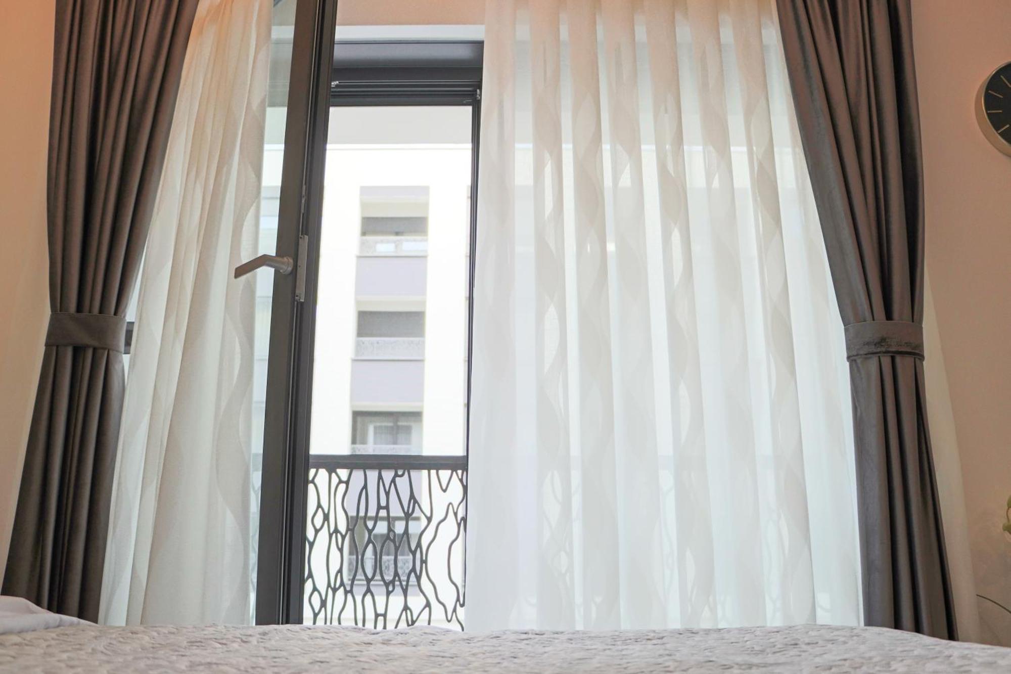 Serenity - Stylish With Parking Garage Apartment